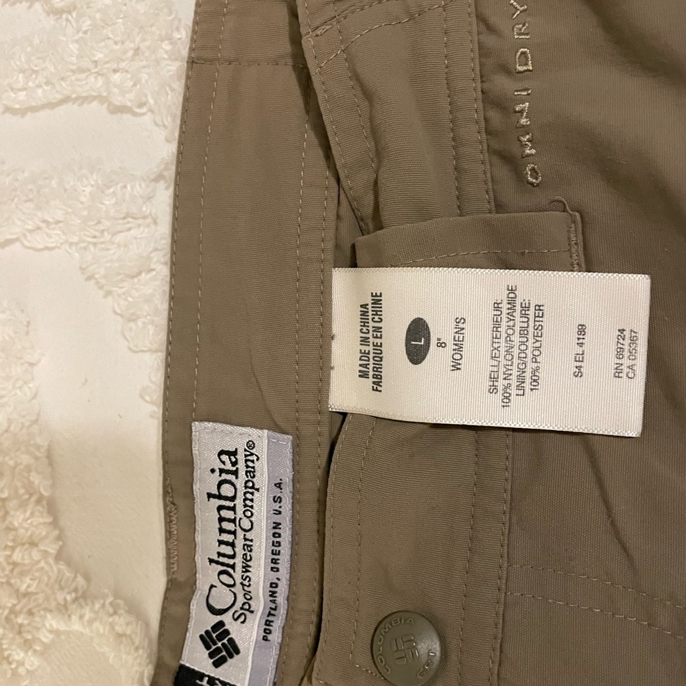 Women’s Columbia Cargo Shorts - Picture 2 of 6